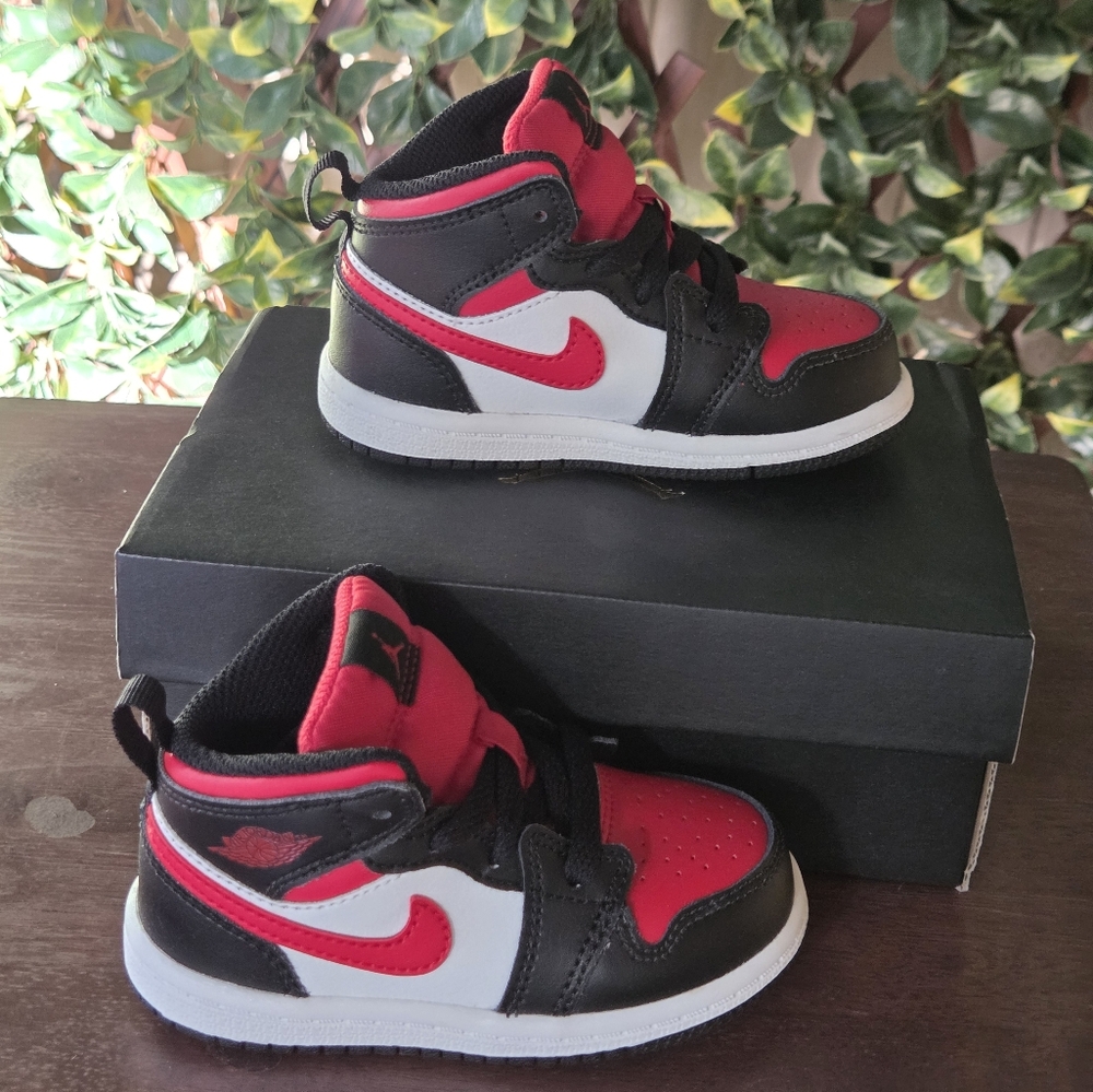 Jordan 1 Mid Baby Toddler Shoe Sneaker Sz 6C EU 22 Black Fire Red White